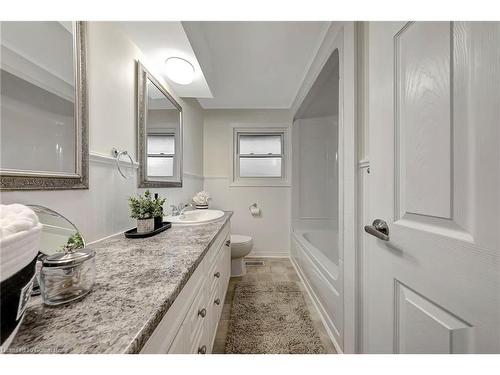 15 Belton Drive, Kitchener, ON - Indoor Photo Showing Bathroom