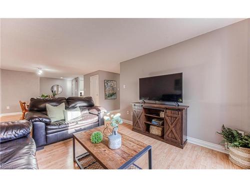 86-65 Glamis Road, Cambridge, ON - Indoor Photo Showing Living Room