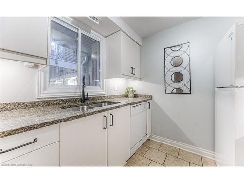 86-65 Glamis Road, Cambridge, ON - Indoor Photo Showing Kitchen With Double Sink