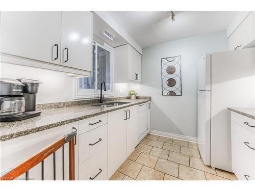 86-65 Glamis Road, Cambridge, ON - Indoor Photo Showing Kitchen With Double Sink