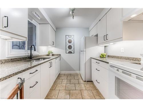 86-65 Glamis Road, Cambridge, ON - Indoor Photo Showing Kitchen With Double Sink