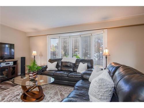 11 Hampton Place, Kitchener, ON - Indoor Photo Showing Living Room