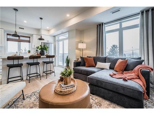 A4-405 Myers Road, Cambridge, ON - Indoor Photo Showing Living Room