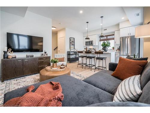 A4-405 Myers Road, Cambridge, ON - Indoor Photo Showing Living Room