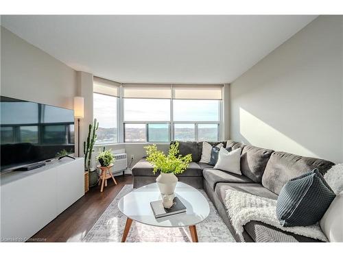 1006-55 Green Valley Drive, Kitchener, ON - Indoor Photo Showing Living Room