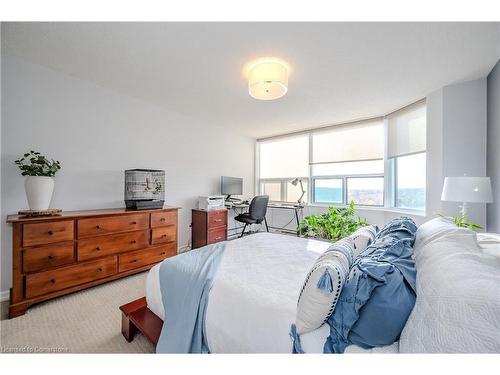 1006-55 Green Valley Drive, Kitchener, ON - Indoor Photo Showing Bedroom