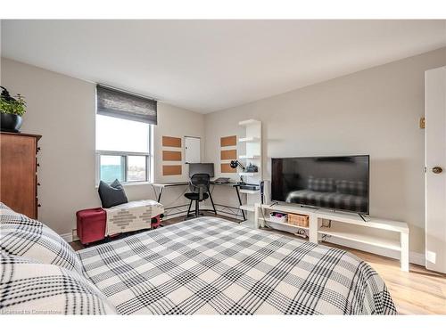 1006-55 Green Valley Drive, Kitchener, ON - Indoor Photo Showing Living Room