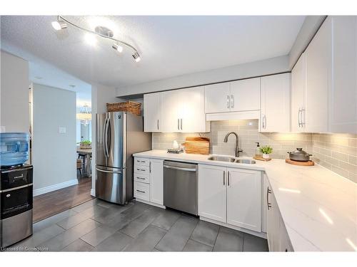 1006-55 Green Valley Drive, Kitchener, ON - Indoor Photo Showing Kitchen With Double Sink