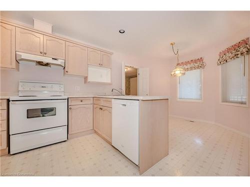 26-50 Midland Drive, Kitchener, ON - Indoor Photo Showing Kitchen