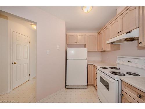 26-50 Midland Drive, Kitchener, ON - Indoor Photo Showing Kitchen