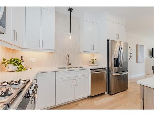 126 South Parkwood Boulevard, Elmira, ON - Indoor Photo Showing Kitchen With Double Sink With Upgraded Kitchen