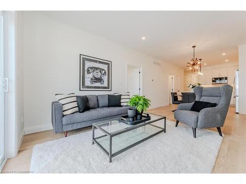 126 South Parkwood Boulevard, Elmira, ON - Indoor Photo Showing Living Room