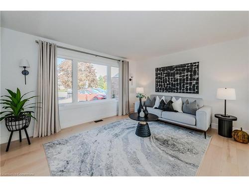 39 Windermere Court, Kitchener, ON - Indoor Photo Showing Living Room