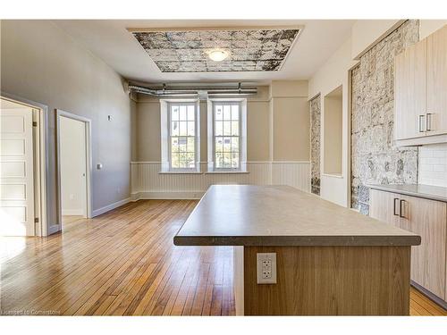 201-65 St Andrews Street, Cambridge, ON - Indoor Photo Showing Kitchen