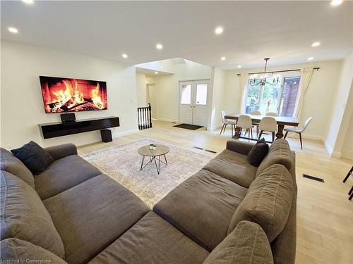 11719 Guelph Line, Milton, ON - Indoor Photo Showing Living Room