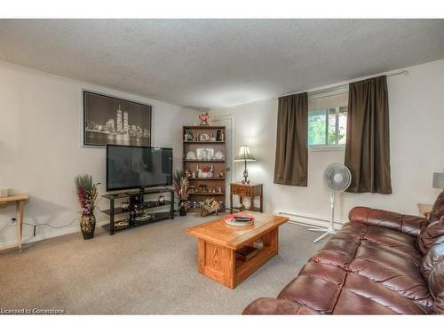 601-565 Greenfield Avenue, Kitchener, ON - Indoor Photo Showing Living Room