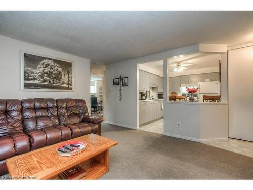 601-565 Greenfield Avenue, Kitchener, ON - Indoor Photo Showing Living Room