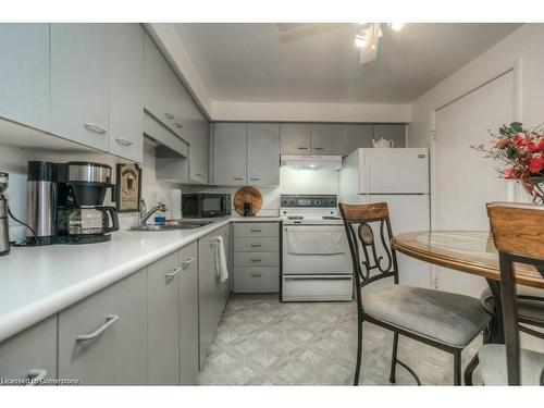 601-565 Greenfield Avenue, Kitchener, ON - Indoor Photo Showing Kitchen