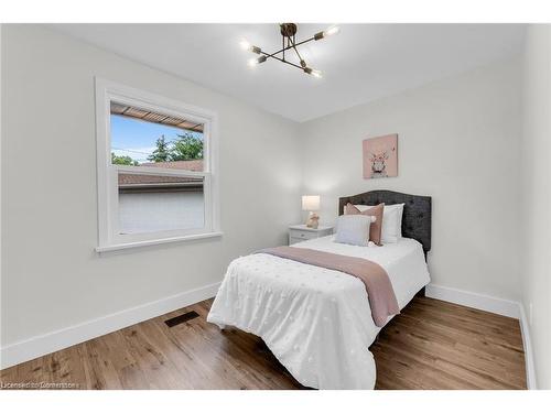 547 Philip Crescent, Cambridge, ON - Indoor Photo Showing Bedroom