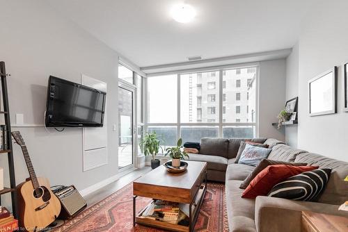 404-104 Garment Street, Kitchener, ON - Indoor Photo Showing Living Room