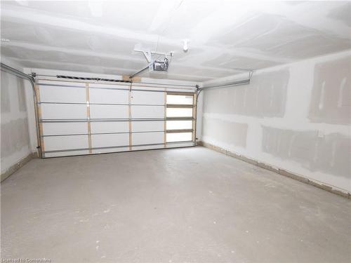 23-420 Newman Drive, Cambridge, ON - Indoor Photo Showing Garage