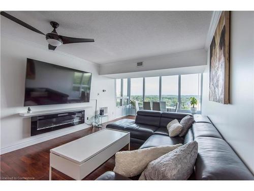 810-237 King Street W, Cambridge, ON - Indoor Photo Showing Living Room