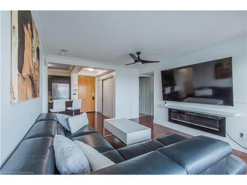 810-237 King Street W, Cambridge, ON - Indoor Photo Showing Living Room