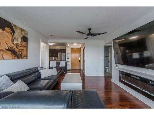 810-237 King Street W, Cambridge, ON - Indoor Photo Showing Living Room