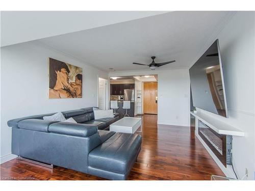 810-237 King Street W, Cambridge, ON - Indoor Photo Showing Living Room