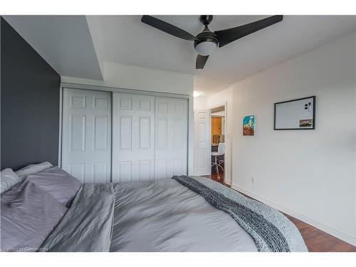 810-237 King Street W, Cambridge, ON - Indoor Photo Showing Bedroom