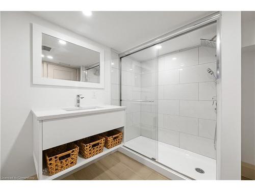 82 Chestnut Avenue, Brantford, ON - Indoor Photo Showing Bathroom