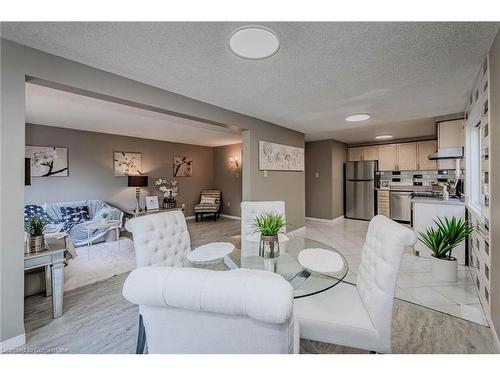 83 Moss Place, Guelph, ON - Indoor Photo Showing Living Room