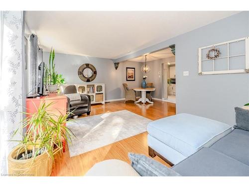 1-220 Salisbury Avenue, Cambridge, ON - Indoor Photo Showing Living Room