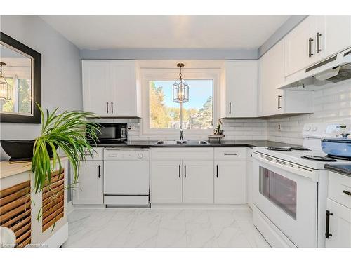 1-220 Salisbury Avenue, Cambridge, ON - Indoor Photo Showing Kitchen With Double Sink