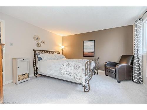 1-220 Salisbury Avenue, Cambridge, ON - Indoor Photo Showing Bedroom