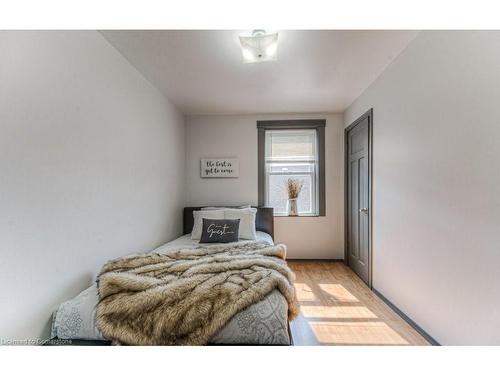 181 Kent Avenue, Kitchener, ON - Indoor Photo Showing Bedroom