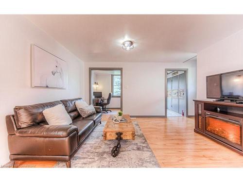 181 Kent Avenue, Kitchener, ON - Indoor Photo Showing Living Room