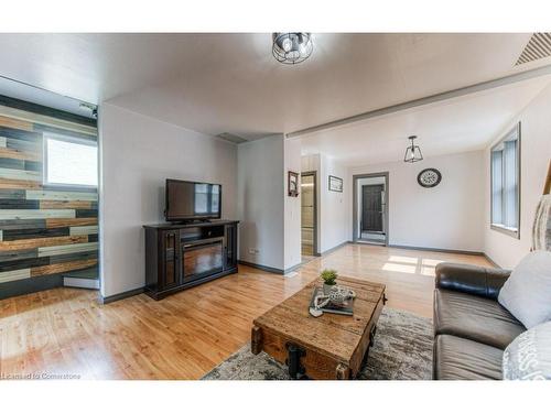 181 Kent Avenue, Kitchener, ON - Indoor Photo Showing Living Room