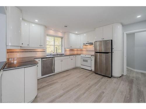 830 Riverbank Drive, Cambridge, ON - Indoor Photo Showing Kitchen