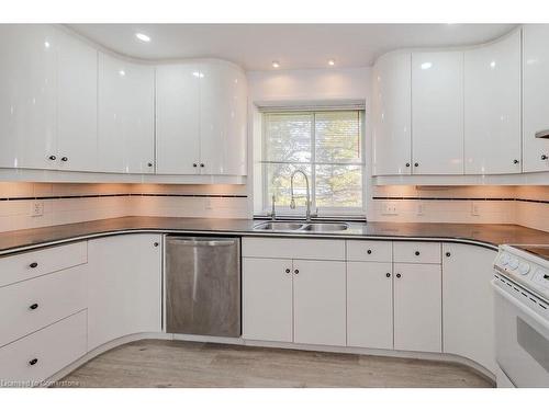 830 Riverbank Drive, Cambridge, ON - Indoor Photo Showing Kitchen With Double Sink