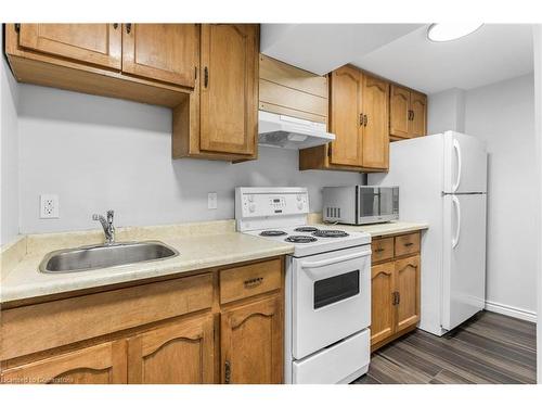 104 Shadeland Crescent, Kitchener, ON - Indoor Photo Showing Kitchen