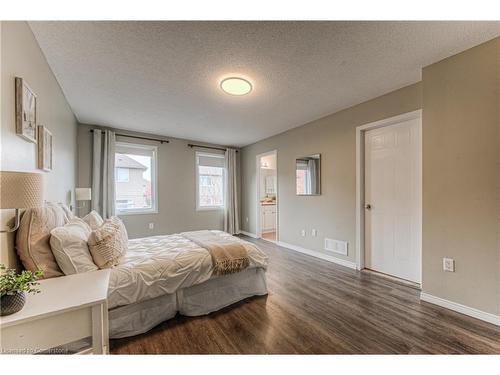 35 Frankfurt Street, Kitchener, ON - Indoor Photo Showing Bedroom