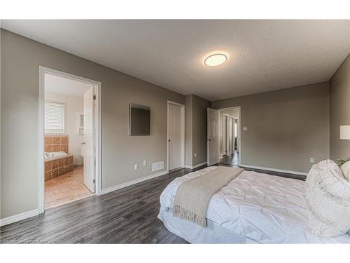 35 Frankfurt Street, Kitchener, ON - Indoor Photo Showing Bedroom