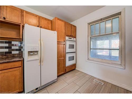 285 Courtland Avenue E, Kitchener, ON - Indoor Photo Showing Kitchen