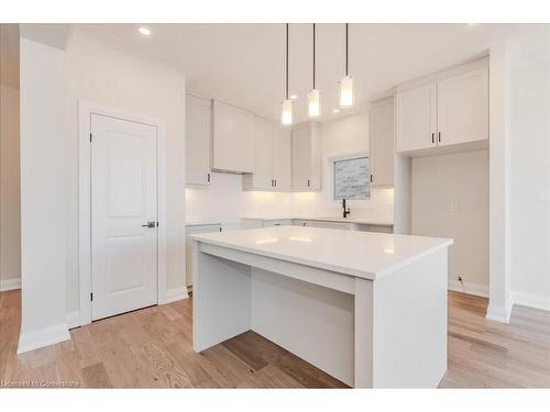 552 Balsam Poplar Street, Waterloo, ON - Indoor Photo Showing Kitchen