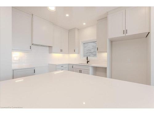 552 Balsam Poplar Street, Waterloo, ON - Indoor Photo Showing Kitchen