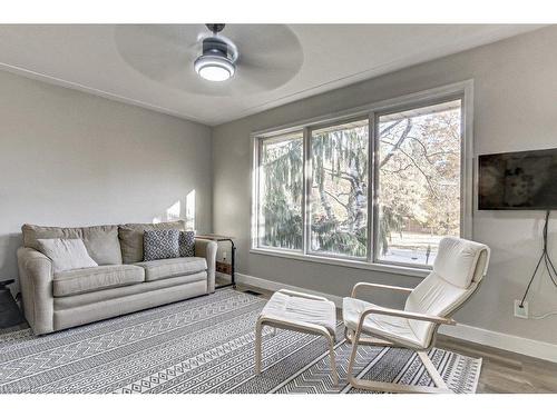 37 Summit Avenue, Kitchener, ON - Indoor Photo Showing Living Room