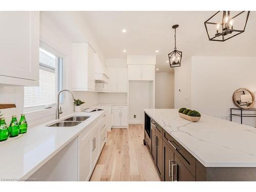 88 South Parkwood Boulevard, Elmira, ON - Indoor Photo Showing Kitchen With Double Sink With Upgraded Kitchen