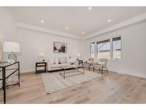 88 South Parkwood Boulevard, Elmira, ON - Indoor Photo Showing Living Room