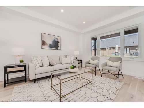 88 South Parkwood Boulevard, Elmira, ON - Indoor Photo Showing Living Room